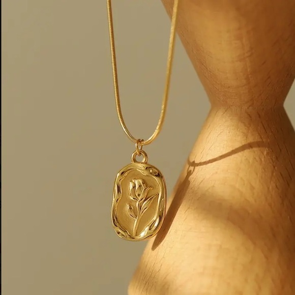 Elegant Gold Pendant Necklace